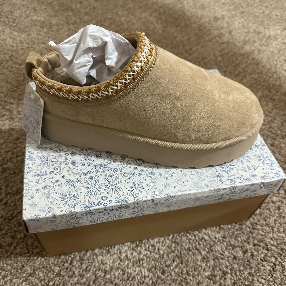 Mudd Patform Slippers Clogs Faux
Suede Tan Beige Size 4